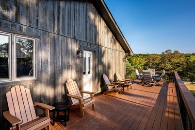 4BR, 3.5 BA House, great sunset view, close to town.