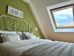 3 bedrooms, desk, iron/ironing board, free WiFi