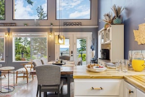 House (3 Bedrooms) | Interior - Polnell Point Lookout by Avantstay Water Views, Hot Tub, Large Patio (Oak Harbor)
