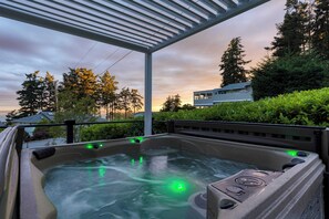 House (3 Bedrooms) | Interior - Polnell Point Lookout by Avantstay Water Views, Hot Tub, Large Patio (Oak Harbor)