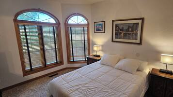 4 bedrooms, desk, iron/ironing board, travel crib