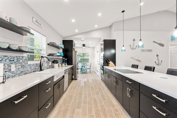 Fridge, microwave, oven, stovetop - Spacious 4-bedroom house with POOL and WiFi in fabulous Sarasota (Sarasota)