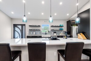 Fridge, microwave, oven, stovetop - Spacious 4-bedroom house with POOL and WiFi in fabulous Sarasota (Sarasota)