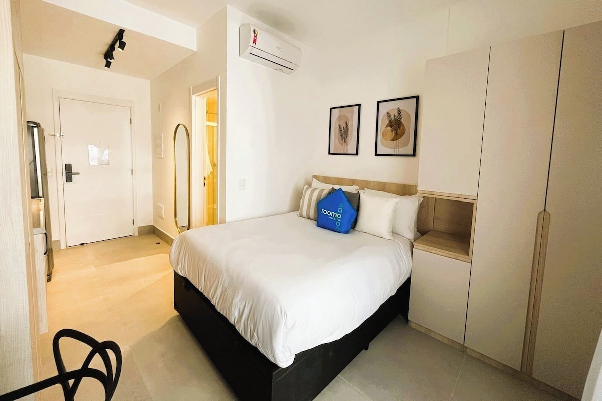 Standard Studio | In-room safe, desk, laptop workspace, blackout drapes