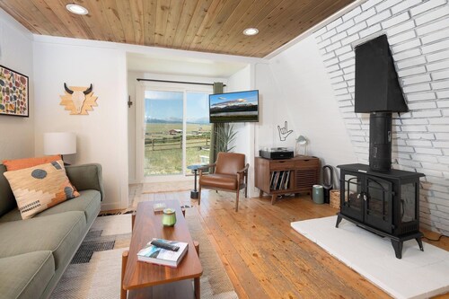 Stylish & Cozy A-Frame Escape! Dogs OK, 45 min to Breck, Stargazing, Rare Avails