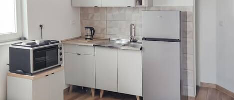 Fridge, oven, stovetop, coffee/tea maker