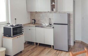 Kühlschrank, Ofen, Herdplatte, Wasserkocher mit Kaffee-/Teezubehör