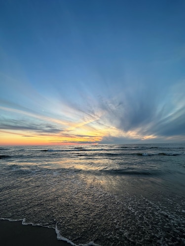 Charming Cottage w/ HOT TUB - 5 Min from LAKE MICHIGAN!