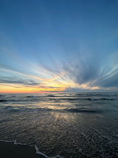 Charming Cottage w/ HOT TUB - 5 Min from LAKE MICHIGAN!