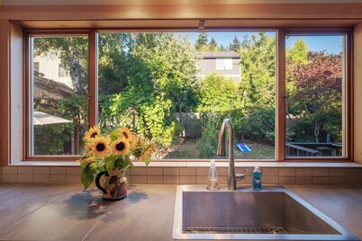 Urban Escape ~ Premier Neighborhood ~ Close to Hospital ~ Fam Friendly