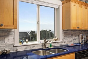 Interior - Casa de Marea - 2BD Condo - Close to Beach +Garage (Lincoln City)
