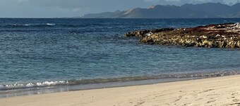 7 Summers.  Renovated studio with WIFI, AC, Pool, rooftop deck & amazing views! 