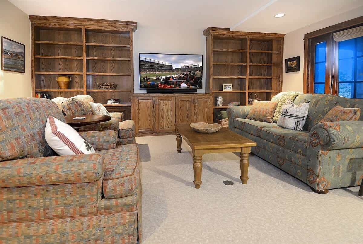 TV, fireplace, offices