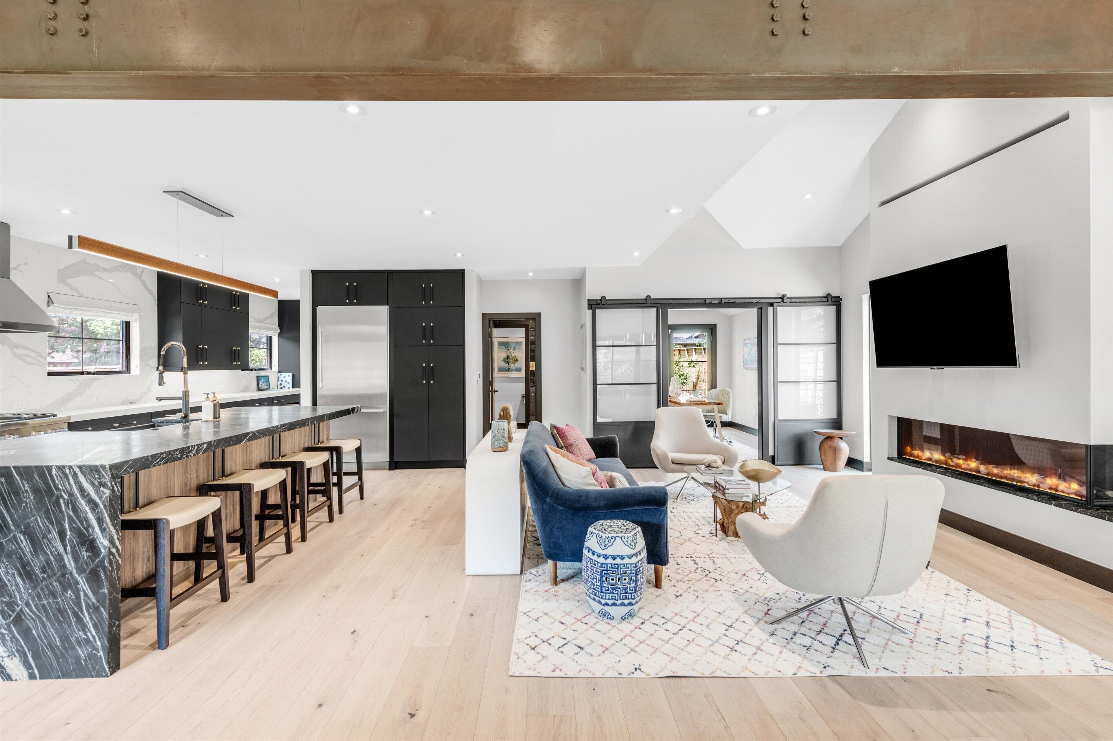 Modern Luxury Home Convenient to Downtown & Pearl