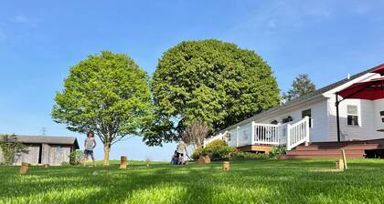 Spacious 2-bedroom cottage ideal for Scrapbooking and Quilting retreats.