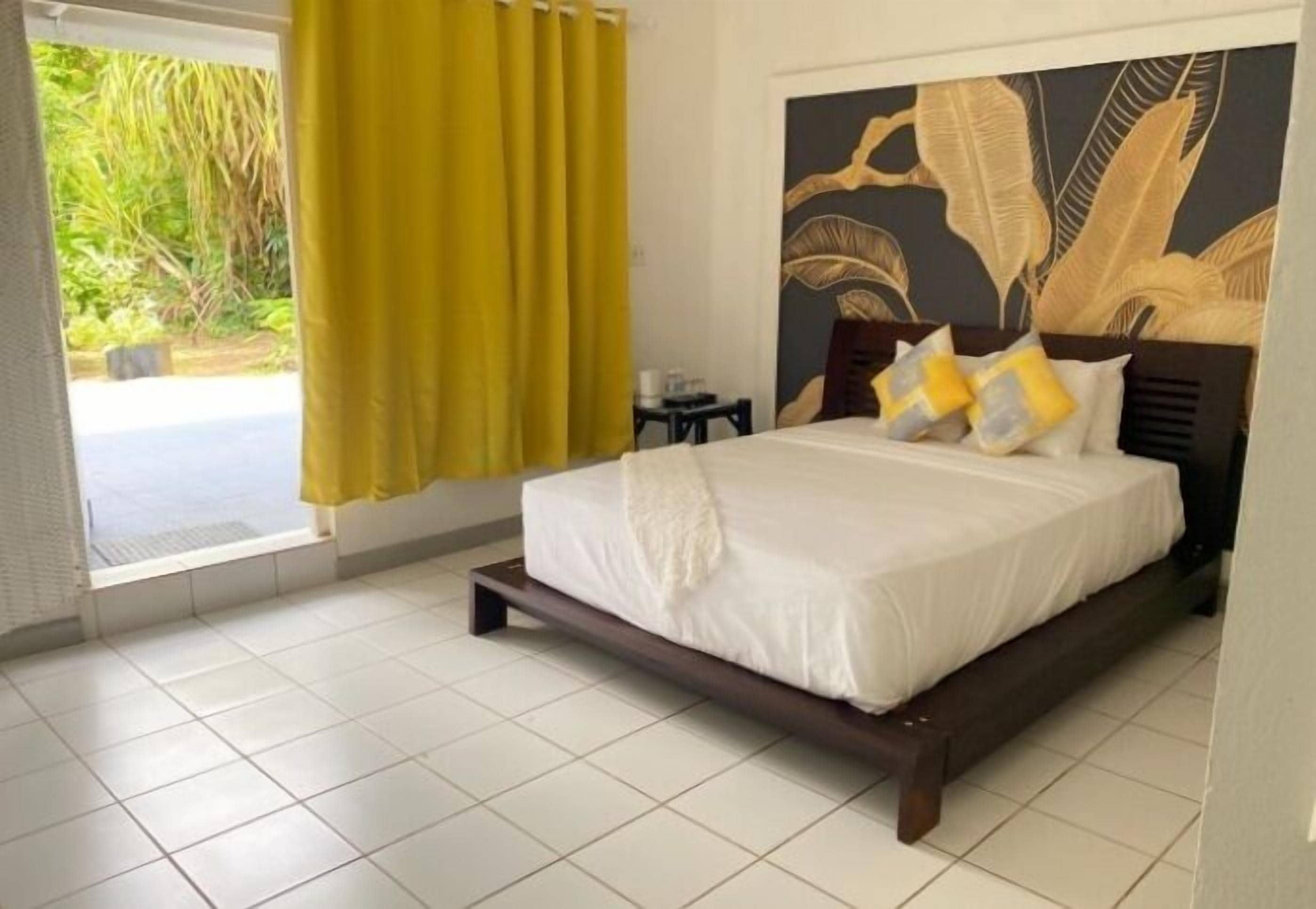 Comfort Room, 1 Queen Bed, Poolside | Desk, free WiFi, bed sheets