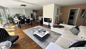 Smart TV, fireplace