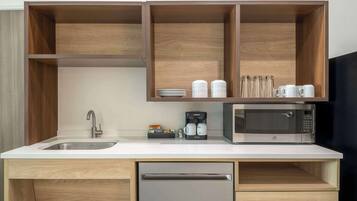 Studio Suite, 1 King Bed, Accessible, Bathtub | Private kitchen | Coffee/tea maker