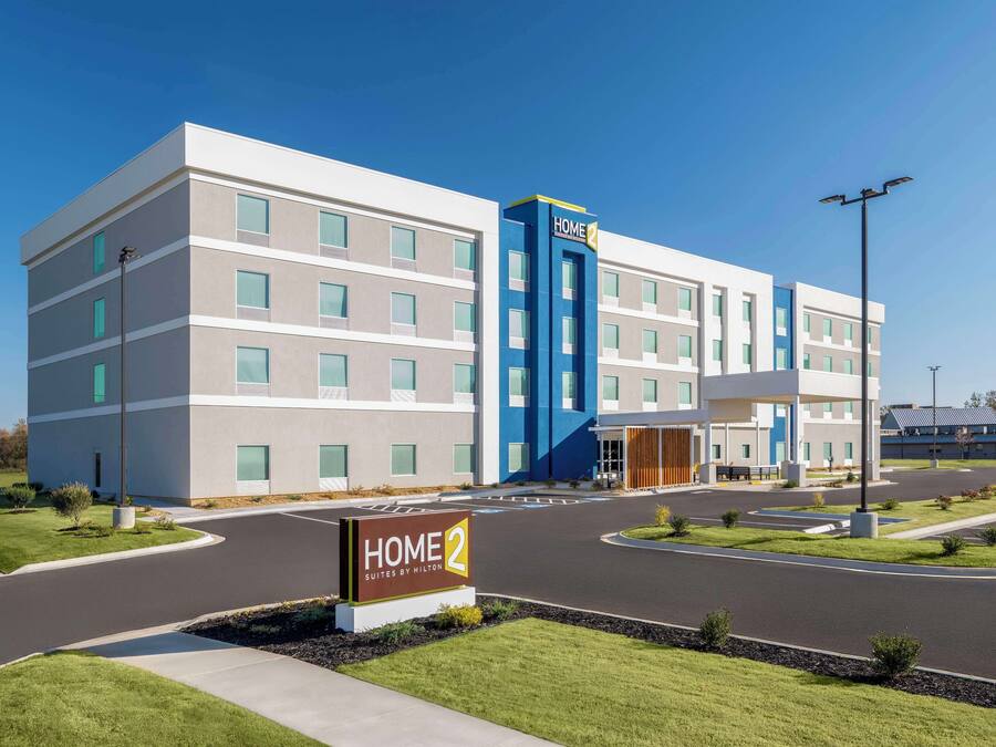 Un hôtel moderne, reconnaissable à son enseigne indiquant « HOME 2 Suites by Hilton ».