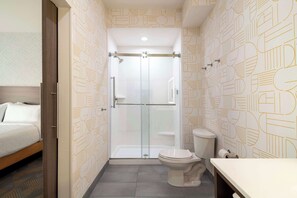 Suite, 1 habitación | Baño | Artículos de higiene personal gratuitos, secador de pelo y toallas