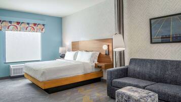 Suite studio, 1 très grand lit | Aire de séjour | Téléviseur connecté de 65 po avec télévision par câble, Netflix, Hulu