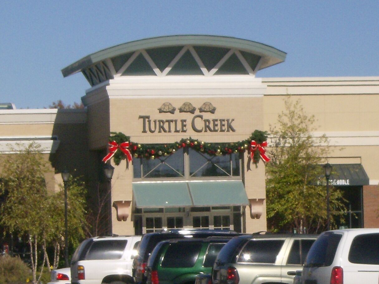Un edificio con un cartel que dice "Turtle Creek".
