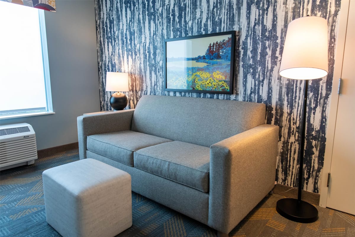 Suite, 1 trÚs grand lit, accessible aux personnes à mobilité réduite (Roll-In Shower) | Coin séjour