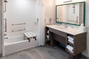 Suite, 1 très grand lit, accessible aux personnes à mobilité réduite, baignoire | Salle de bain
