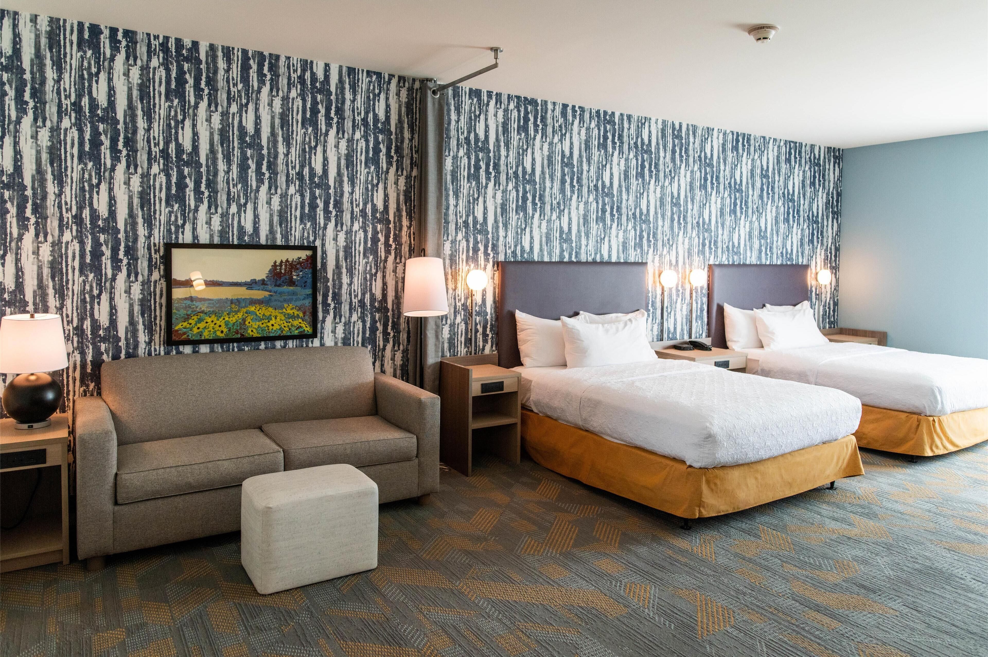 Studio Suite, 2 Queen Beds, Accessible, Bathtub | Living area