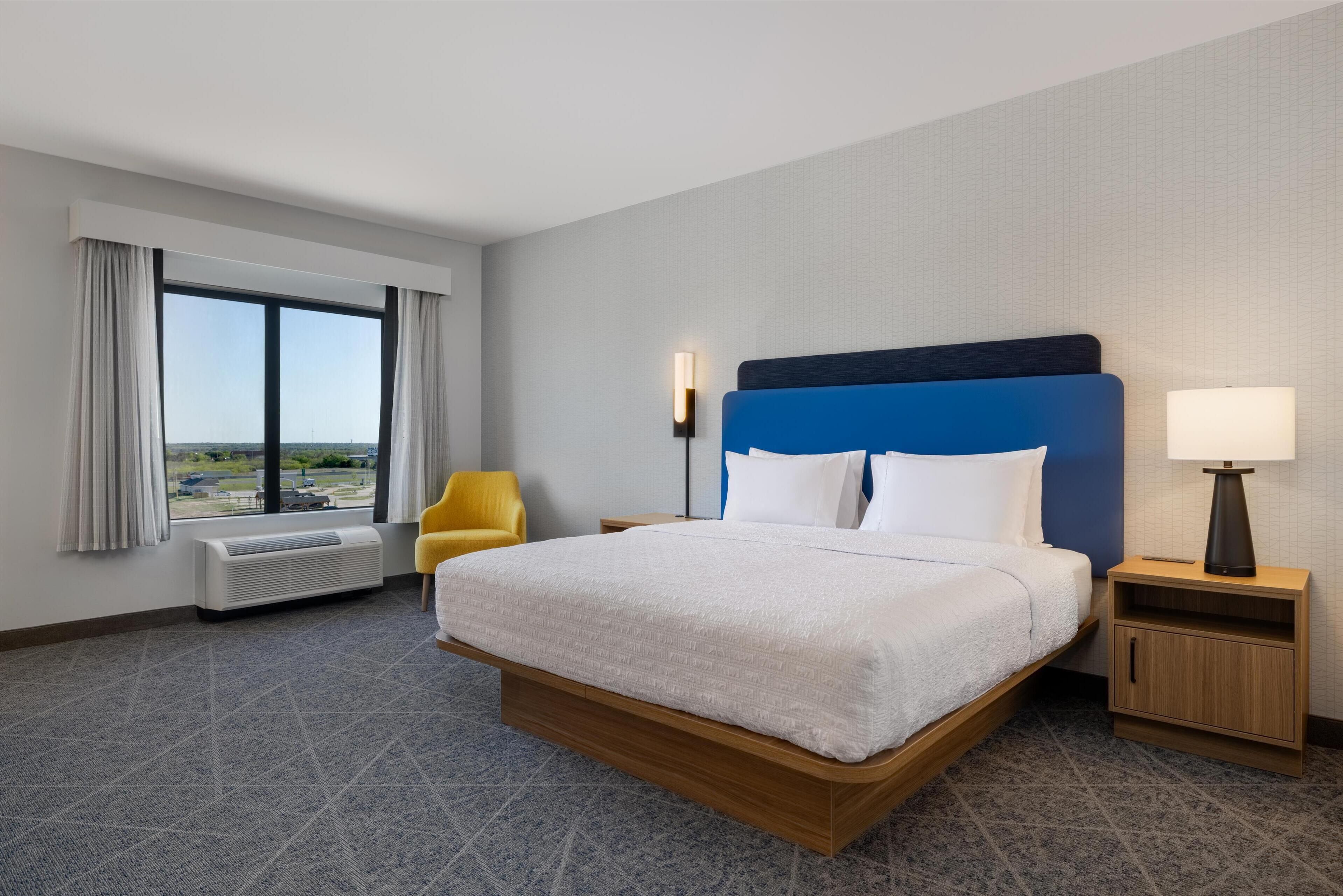 Donsdekens, een bureau, een laptopwerkplek, verduisterende gordijnen