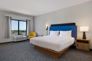 Schreibtisch, Verdunkelungsvorhänge, Bügeleisen/Bügelbrett