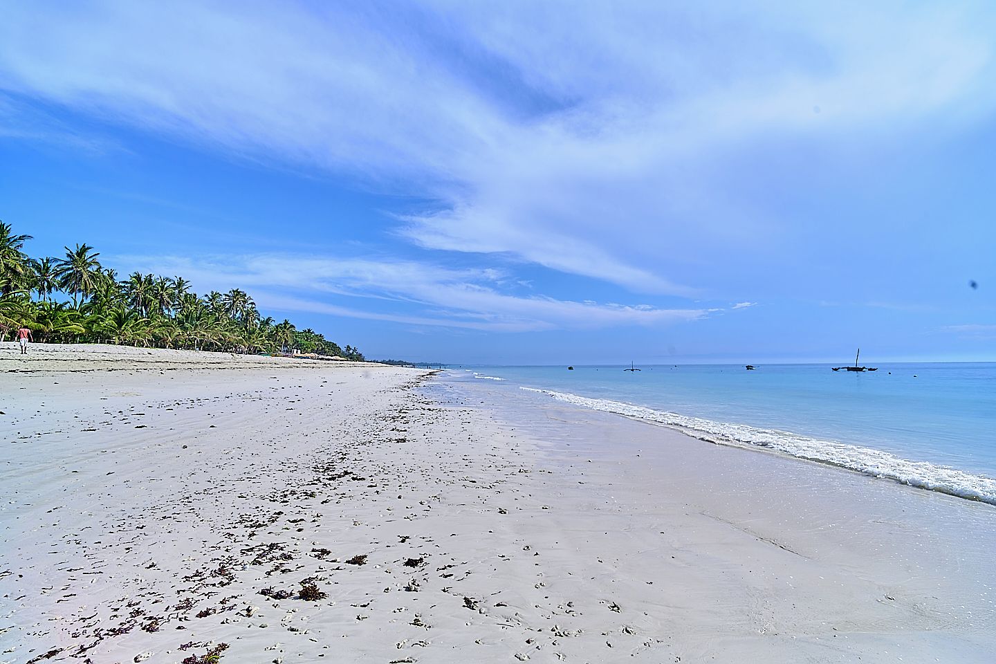 Ubicación a pie de playa, arena blanca, tumbonas y sombrillas