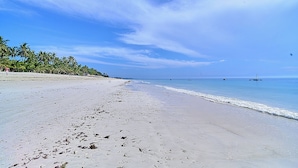 Ubicación a pie de playa, arena blanca, tumbonas y sombrillas