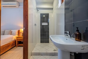 Apartamento estándar, vistas a la playa | Baño | Ducha, zapatillas, jabón y champú