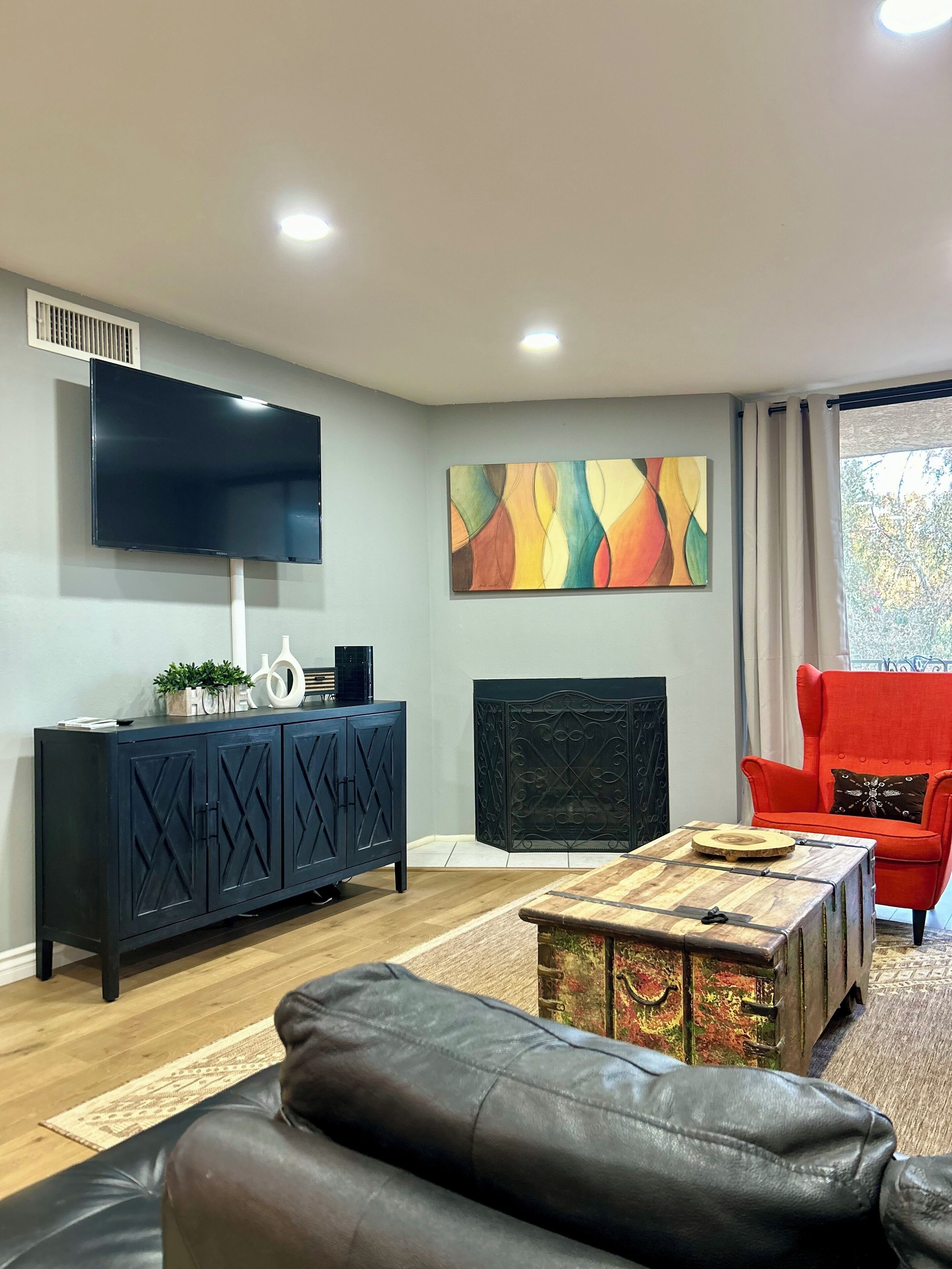 Smart TV, fireplace