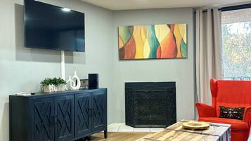 Smart TV, fireplace