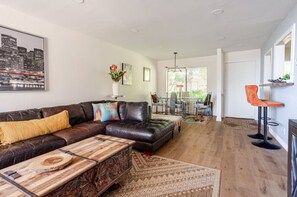 Smart TV, fireplace - Hillside + View+ First Level + Pool + Remodeled!
Close to USC Keck & Attractions (Los Angeles)