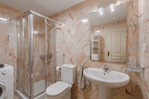Shower, hair dryer, bidet, towels