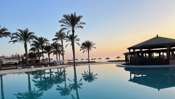 A pool with palm trees and a gazebo. - Paradise Kitesurfing Hotel (Ras Sudr)