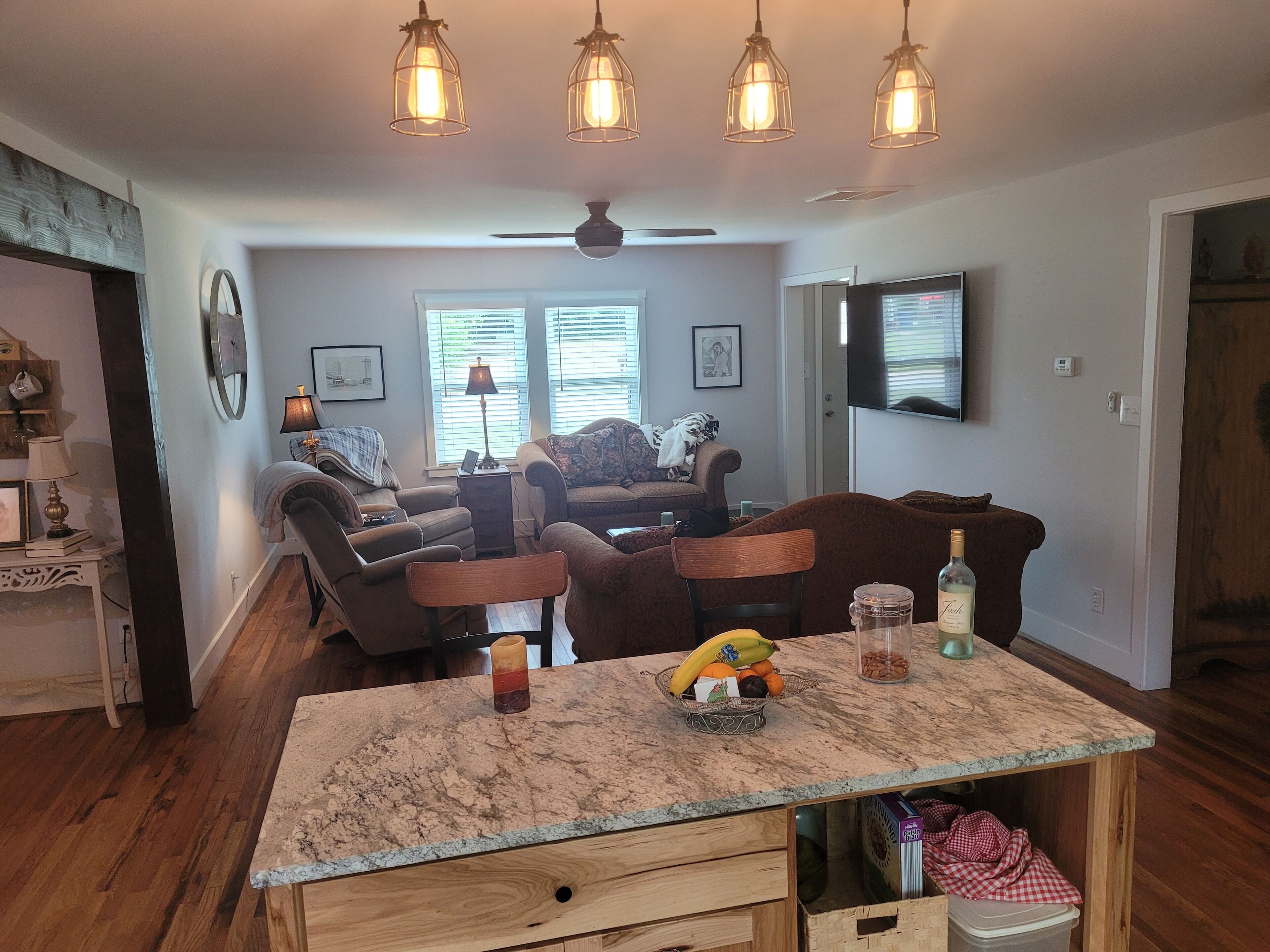 Charming open floor plan  3-bedroom house for a comfortable getaway