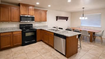 Een koelkast, een microgolfoven, een oven, een kookplaat