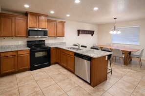 Fridge, microwave, oven, stovetop - Spacious fully loaded 4-bedroom townhome sleeps 12 freeway access next to BYU (Springville)