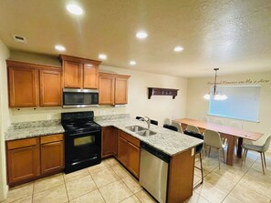 Køleskab, mikrobølgeovn, ovn, kogeplade