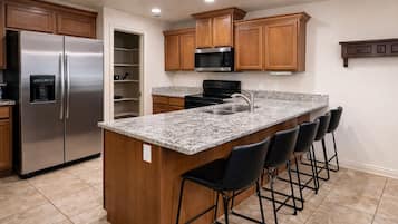 Een koelkast, een microgolfoven, een oven, een kookplaat