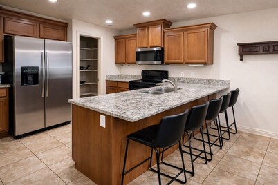 Spacious fully loaded 4-bedroom townhome sleeps 12 freeway access next to BYU