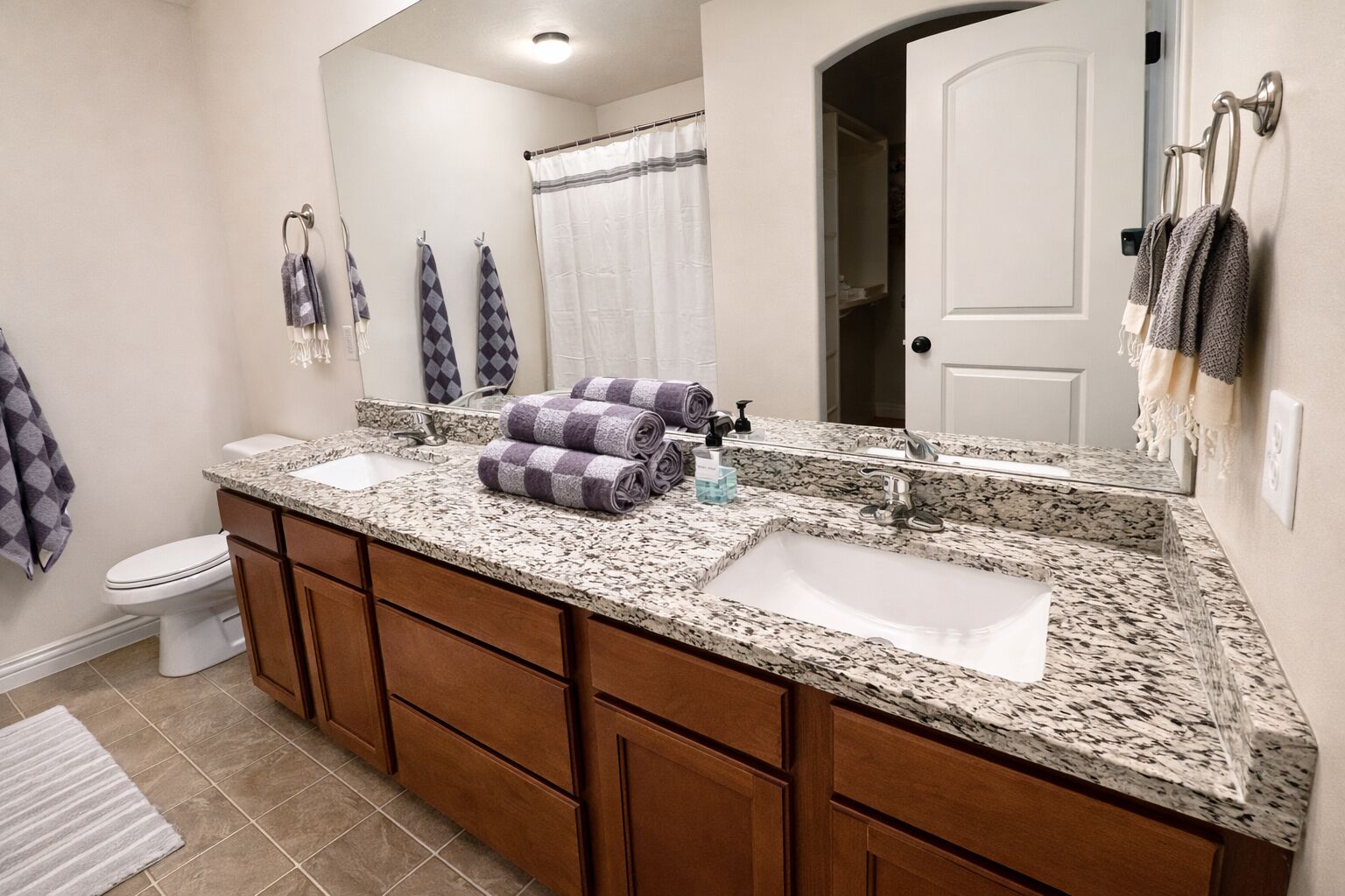 Sèche-cheveux, serviettes fournies, savon, shampoing