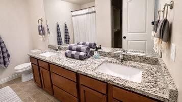 Sèche-cheveux, serviettes fournies, savon, shampoing