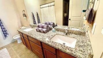 Secadora de cabello, toallas, jabón, shampoo