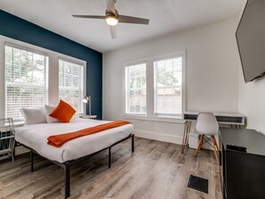 6 Schlafzimmer, Schreibtisch, Reisekinderbett, WLAN