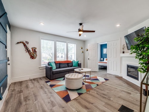 Charming 6-bedroom house with AC in Houston